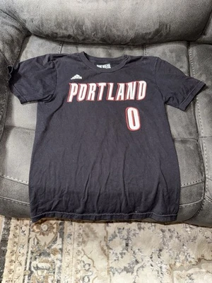 Camiseta Trailblazers Damian Lillard Talla Mediana en Niños Foto 1 de 3