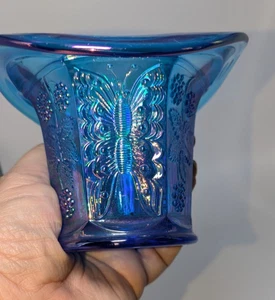 Seltene Fenton Schmetterling & Beeren Celeste blau 2 Seiten oben Kunst Glas Hut Vase - Bild 1 von 10