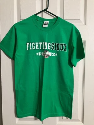Camiseta UND Fighting Sioux Talla PEQUEÑA Universidad Dakota del Norte Verde NUEVA Foto 1 de 3