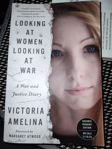Looking at Women Looking at War: A War & Justice Diary. V. Amelina. Adv. Read Ed - Foto 1 di 2