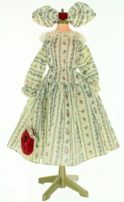 Vestido Muñeca Plástico Duro Tamaño 16"-20" Ditsy Flores con Monedero y Lazo por Royal Foto 1 de 4