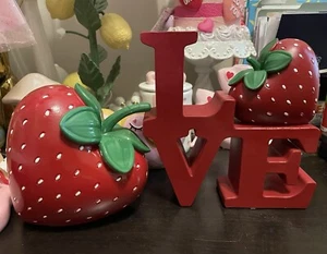 Rote Liebesfigur mit Erdbeere als O & passender Erdbeere 2 Stück Set - Bild 1 von 9