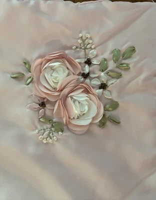 Almohada de satén rosa cinta falsa aplique rosas Shabby Chic Cottagecore romántico Foto 1 de 4