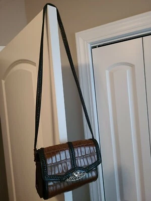 Bolso de hombro Marc Chantal marrón con estampado de piel de serpiente/reptil con logotipo plateado Foto 1 de 4