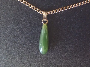 Vintage Jade Anhänger mit goldfarbener Halskette. New Old Stock. - Bild 1 von 4
