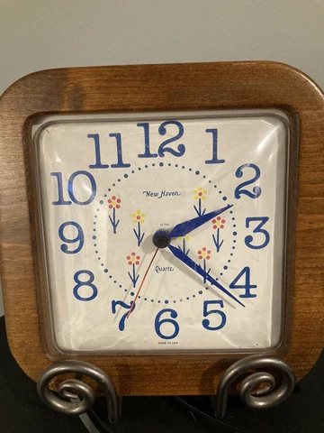 Vintage New Haven Wall Clock Flowers Wood Framed Quartz MCM Theme USA Made 9” Cover