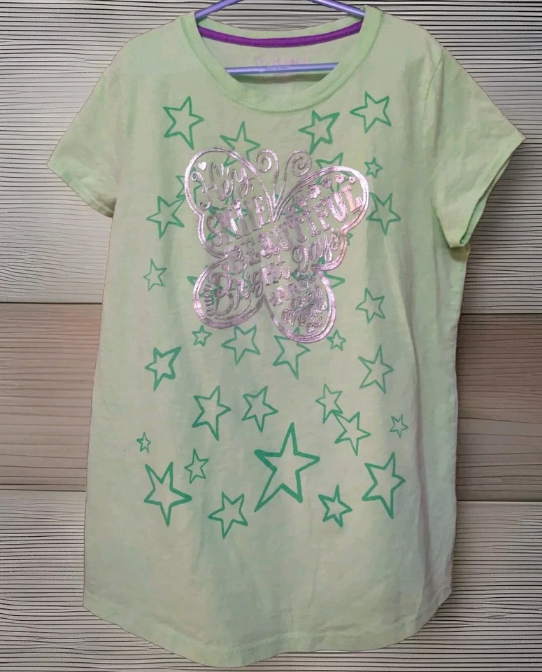 Camisa de diseño gráfico verde lima Hanes para niñas talla XL Foto 1 de 1
