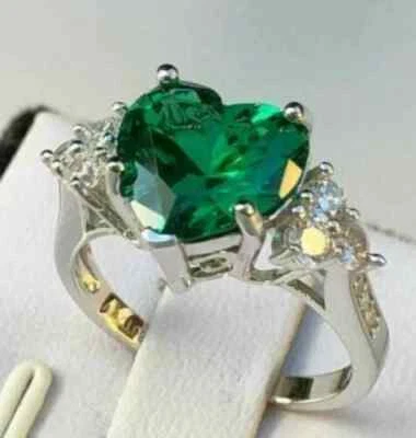Anillo de compromiso de esmeralda creado en laboratorio con corte de corazón de 2 quilates acabado en oro blanco de 14 k Foto 1 de 4