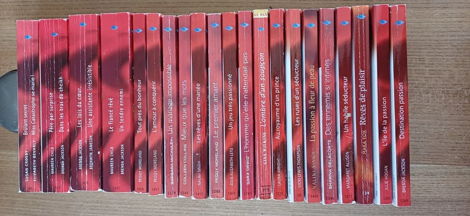 LOT 21 LIVRES POUR 25 ROMANS HARLEQUIN COLLECTION ROUGE PASSION - BON ETAT - - Photo 1/3