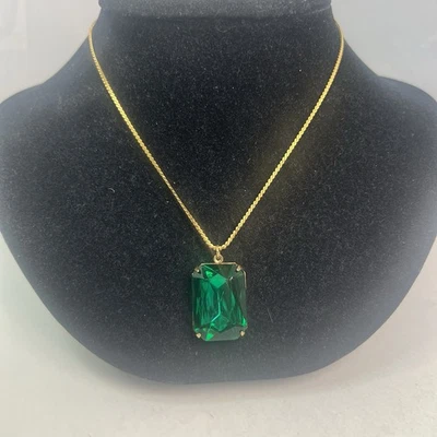 Colar pingente vintage de strass verde esmeralda tom dourado - Imagem 1 de 4