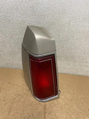 Luz trasera lateral izquierda conductor Lincoln Town Car 1985 a 1987 v3032 DG Foto 1 de 4