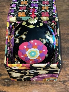 Vera Bradley Suzani CHRISTMAS GLASS BALL ORNAMENT 2011 Keepsake Gift Box NEW - Picture 1 of 4