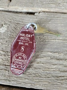 Vintage Holiday Motel Schlüsselanhänger Biegung Oregon Zimmer 8 rote Cowboy Joes - Bild 1 von 2