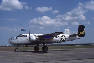35mm Aircraft Slide B-25 Mitchell 458884 / C-GCWJ at Harlingen in 1980 - Foto 1 di 1