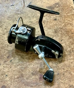 Mulinello da spinning vintage • Mitchell 300 • Francia - Foto 1 di 9