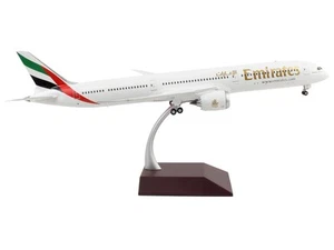 Boeing 787-10 Verkehrsflugzeug "Emirates Airlines" weiß mit gestreiftem Heck "G - Bild 1 von 2