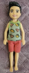 Barbie Chelsea Club Boy Puppe 2019 mit Original Pizza Burger Outfit - Bild 1 von 2