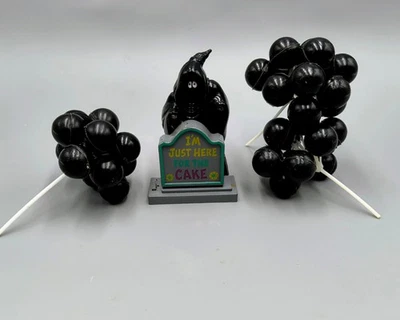 Parca "Solo estoy aquí para el pastel" Topper de fiesta con globos negros Foto 1 de 4