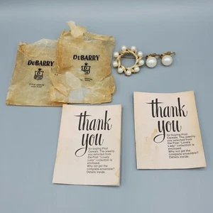 Broche y pendientes de clip DuBarry 5th Ave 1968 promoción perlas de imitación con paquete original - Imagen 1 de 6