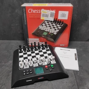 Millennium ChessGenius Schachcomputer Mit 2000 ELO | Einsteiger Bis Tunierspiler - Bild 1 von 11