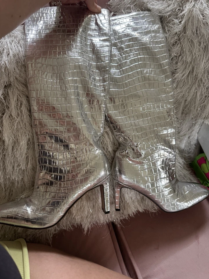 Botas prata altura do joelho tamanho 8,5 - Imagem 1 de 3