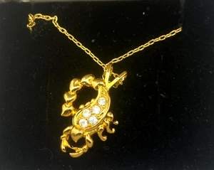 Vintage Avon Skorpion Sternzeichen Halskette - goldfarbener Skorpion Anhänger mit Strass - Bild 1 von 18
