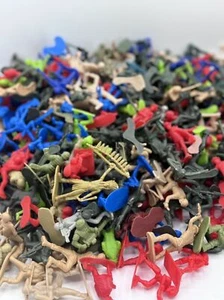 Toy Army Men Soldiers, Robots, Zombies Mixed Lot Over 400 Multi Colored Figures - Picture 1 of 2