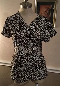 Mad About Scrubs Giraffe Print Tie Back Scrub Top w/ 2 Front Pockets Small EUC - Picture 1 of 7