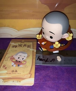 POPMART YiChan ZEN Pequeño MONJE DELICADEZA CHINA * DULCE RAÍZ DE LOTO **LEER** Mini - Imagen 1 de 6