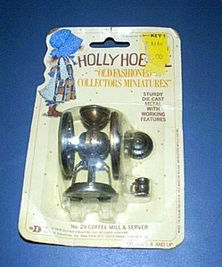 Vintage 1976 HOLLY HOBBIE Druckguss Miniatur "Kaffeemühle & Servierer" NEU in Verpackung - Bild 1 von 3