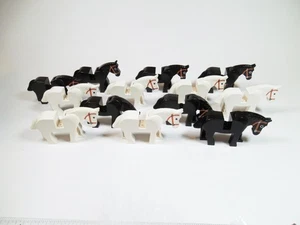 Lote De 14 Caballos Medievales Lego Castillo Blanco y Negro De Colección - Imagen 1 de 3