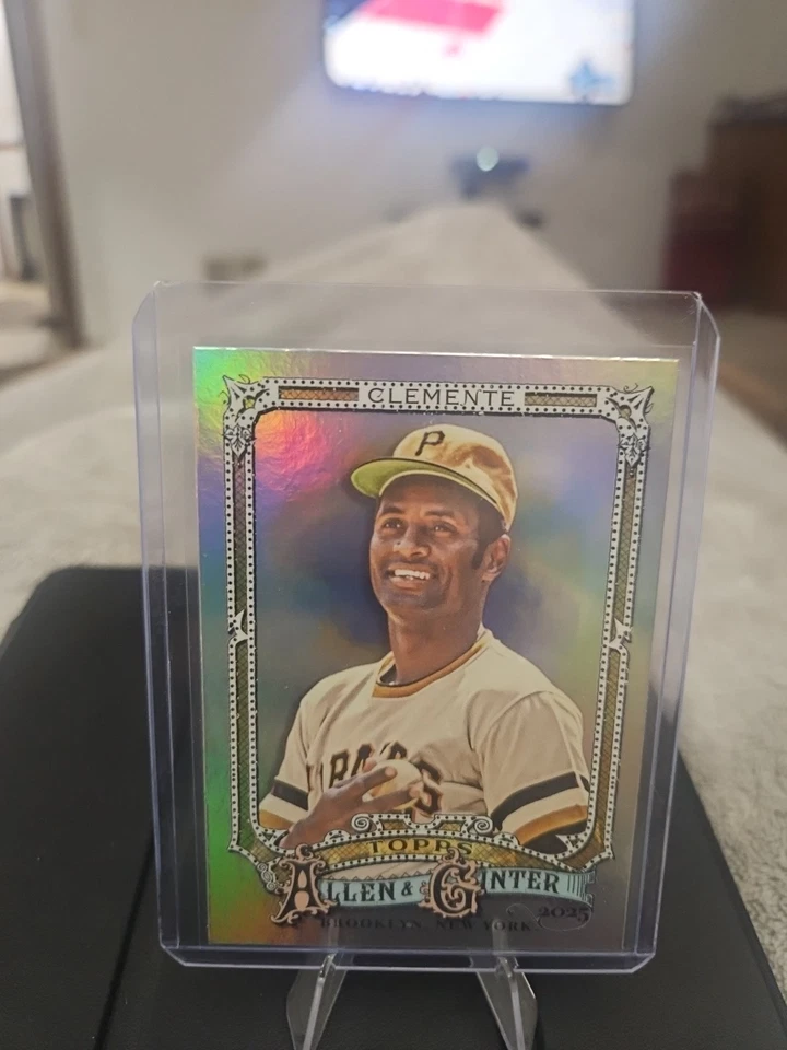 2025 Topps Allen Ginter PLATA RETRATO LÁMINA #39 ROBERTO CLEMENTE Piratas Salón de la fama Foto 1 de 1
