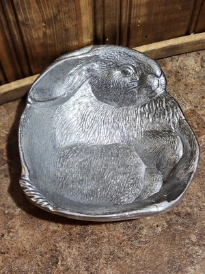 Оловянная металлическая кроличья чаша The Wilton Company бывшая в употреблении хорошее состояние товара - Изображение 1 из 4