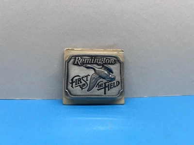 Nova fivela de cinto de estanho 1980 Remington Arms First in the Field nova no pacote - Imagem 1 de 4