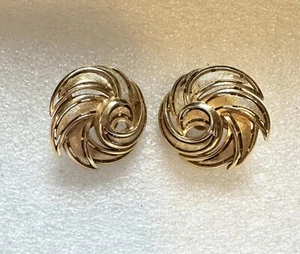 Vintage Trifari Gold Tone Swirl Clip On Earrings - Picture 1 of 3