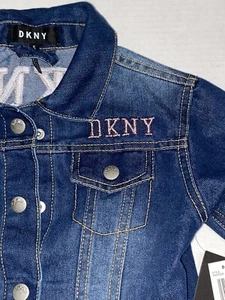 DKNY Mädchen Größe 5 Neu mit Etikett blaue Jeans Jeansjacke Druckknopfverschluss rosa Stickerei - Bild 1 von 9