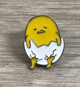 Gudetama The Lazy Egg Lapel Hat Jacket Vest Shirt Pin Sanrio - Foto 1 di 4