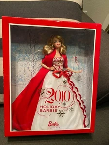 Barbie VACACIONES 2010 Muñeca Rojo Blanco Dorado Vestido Rubio Caucásico Nuevo en Caja Caja Nueva COMO ESTÁ - Imagen 1 de 3