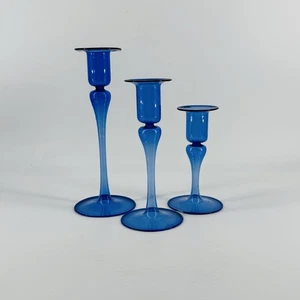 Juego de 3 candelabros cónicos de vidrio soplado a mano azul cobalto claro Two's Company - Imagen 1 de 8
