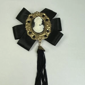 Broche camafeo vintage blanco y negro tono dorado ribete cinta negra borla solapa prendedor - Imagen 1 de 8