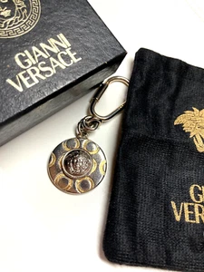 GIANNI VERSACE VINTAGE AÑOS 90 CABEZA MEDUSA RELIEVE METAL LLAVERO REDONDO ITALIA - Imagen 1 de 19