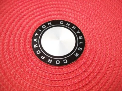 Nuevo de Lote Antiguo MoPar 1979-1983 Chrysler Corporation Dodge Plymouth Rueda Centro Calcomanía  Foto 1 de 2
