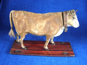 Antiguo JUGUETE DE TIRAR DE VACA CUBIERTO DE ESCONDITE - Ojos de vidrio, cuello flexible, correa con campana - Imagen 1 de 11