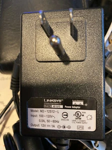 Linksys M2-12S12-L Alimentatore AC Adattatore Caricabatterie Uscita 12V DC 1A SPEDIZIONE GRATUITA - Foto 1 di 1