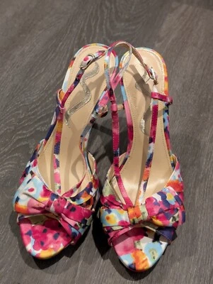 Tacones de graduación Nina Felita floral abstracto con lazo multicolor. Foto 1 de 4