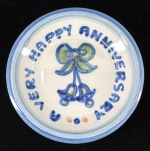 De colección MA HADLEY Pequeño FELIZ ANIVERSARIO Mini PLATO Arte Popular POTTERY Posavasos 4" - Imagen 1 de 3
