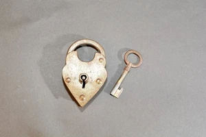 Antique iron Gothic padlock with key - Picture 1 of 5