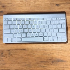 Apple Wireless Bluetooth Keyboard Model A1314 - Picture 1 of 7