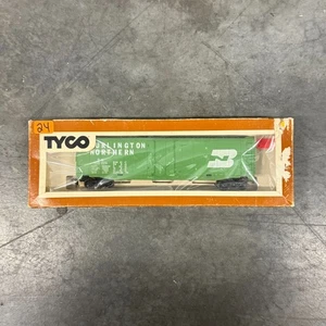 Tyco 100 024 HO Gauge Boxcar 50-Foot Plug Door Burlington Northern Green Plastic - Picture 1 of 4
