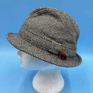 Cappello M&S St Michael a spina di pesce lana tweed piuma Fedora Trilby - 7 1/8 58 cm - Foto 1 di 9